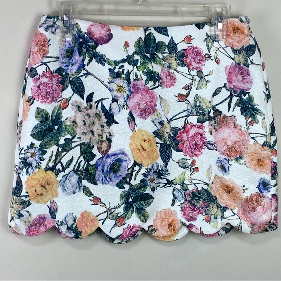 Very J Floral Scalloped Edge Mini Skirt. Size: Medium - Picture 2 of 9